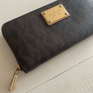 Michael Kors Classic Zip Wallet